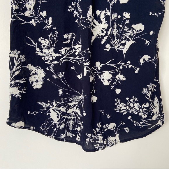 MANDEE NAVY/WHITE FLORAL VNECK TOP/BLOUSE WITH TULIP CAP SLEEVES,MEDIUM - Picture 10 of 12